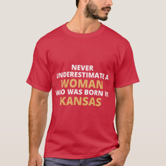 Camiseta Never Underestimate A Woman Who Was Born In Kansas