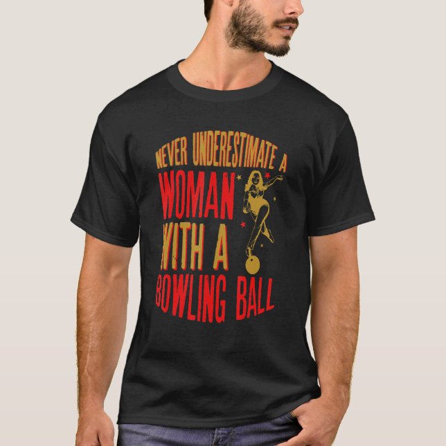 Camiseta Never Underestimate A Woman With A Bowling Ball Fu (Anverso)