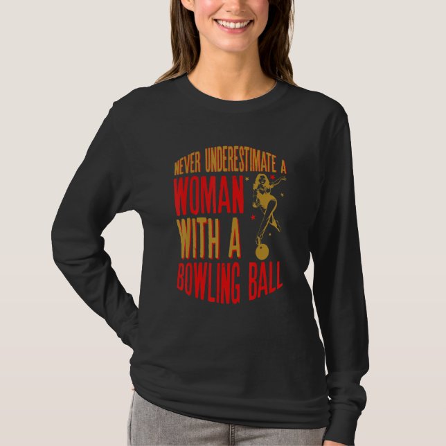 Camiseta Never Underestimate A Woman With A Bowling Ball Fu (Anverso)