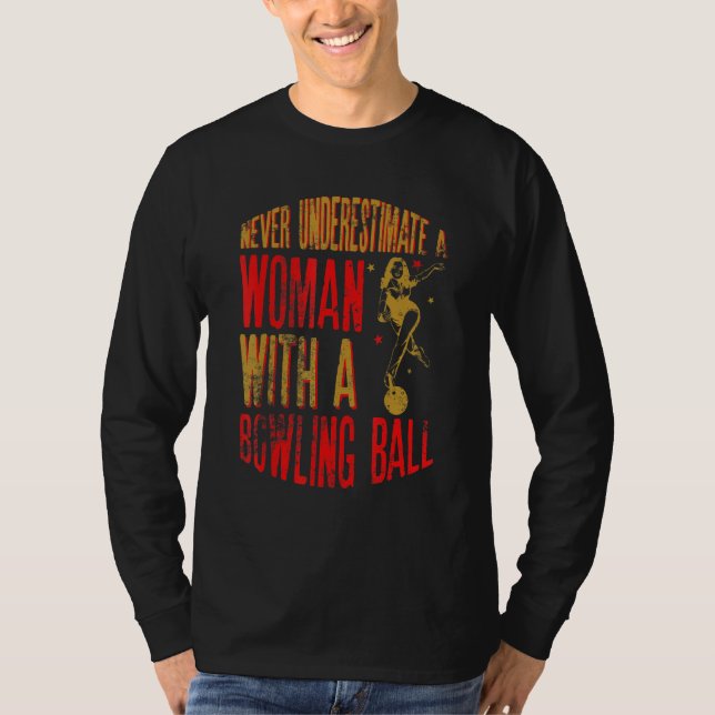 Camiseta Never Underestimate A Woman With A Bowling Ball Fu (Anverso)