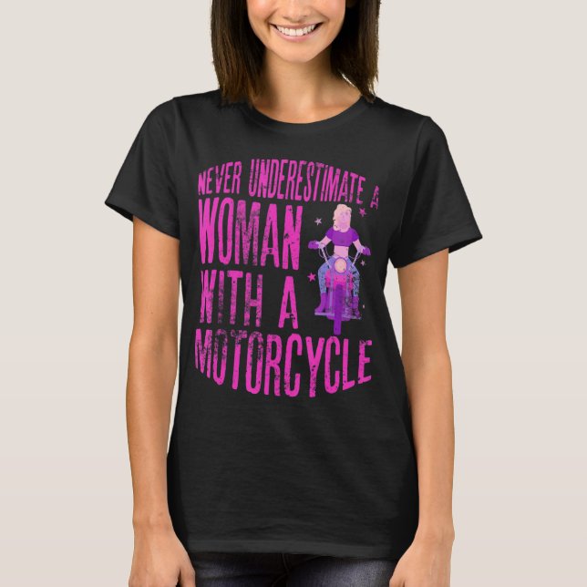 Camiseta Never Underestimate A Woman With A Motorcycle A Fu (Anverso)