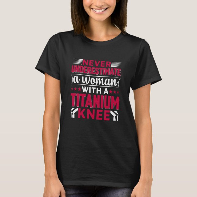 Camiseta Never Underestimate a Woman With A Titanium Knee S (Anverso)