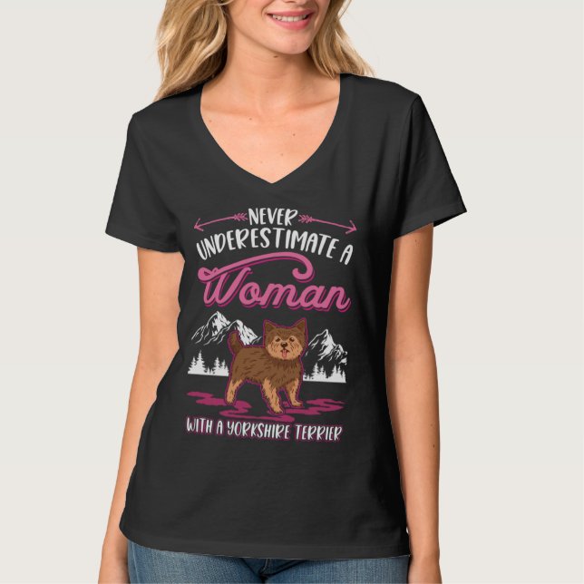 Camiseta Never underestimate a woman with a Yorkshire Terri (Anverso)