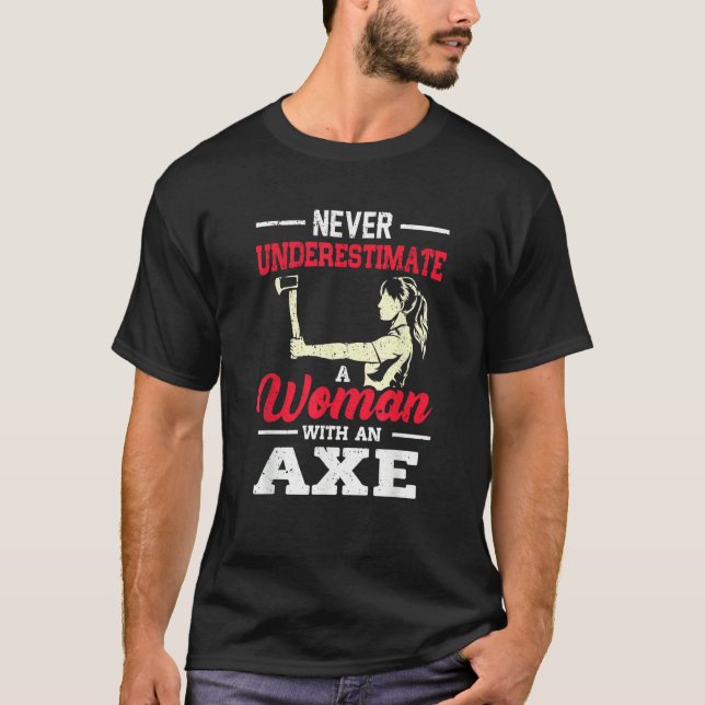 Camiseta Never Underestimate A Woman With An Axe Target Thr (Anverso)