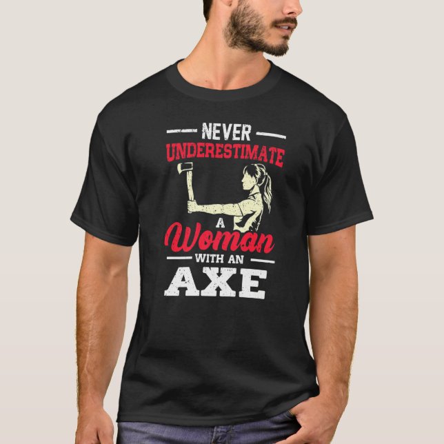 Camiseta Never Underestimate A Woman With An Axe Target Thr (Anverso)