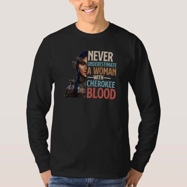 Camiseta Never Underestimate A Woman With Cherokee Blood Pr (Anverso)