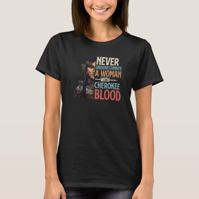 Camiseta Never Underestimate A Woman With Cherokee Blood Pr (Anverso)