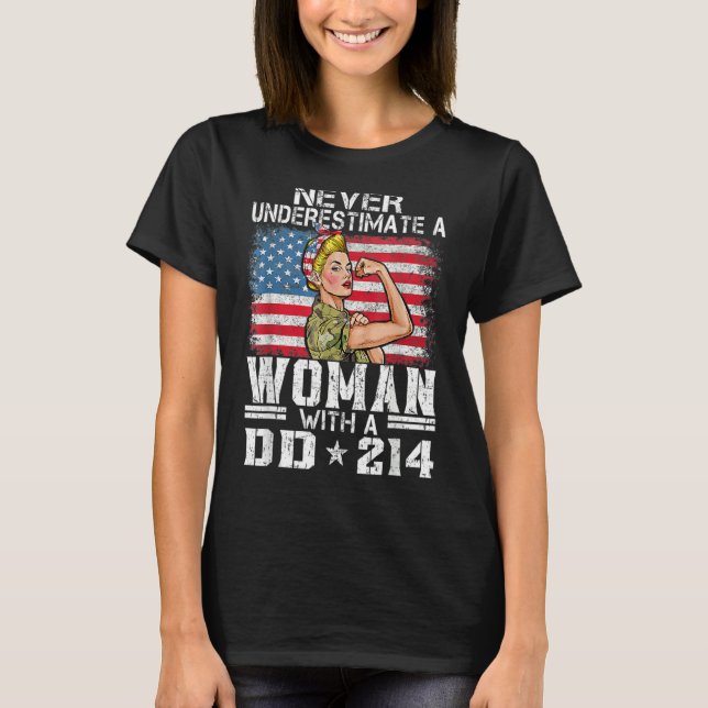 Camiseta Never Underestimate A Woman With DD-214 Proud US V (Anverso)
