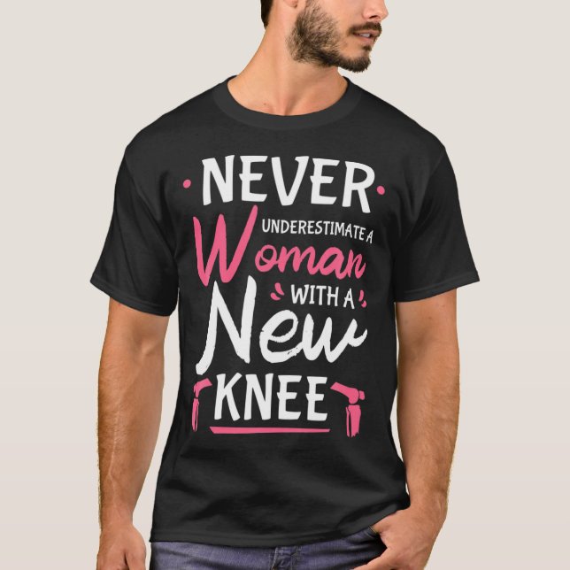 Camiseta Never Underestimate A Women New Knee Replacement S (Anverso)