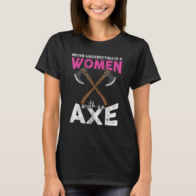 Camiseta Never underestimate a women with an axe throwing h (Anverso)