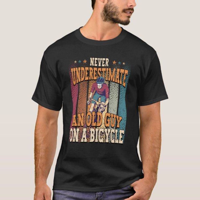 Camiseta Never Underestimate An Old Guy On A Bicycle Cyclin (Anverso)