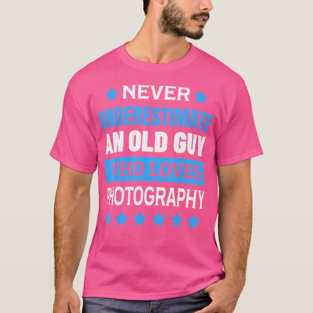 Camiseta Never Underestimate An Old Guy Who Loves Photograp (Anverso)