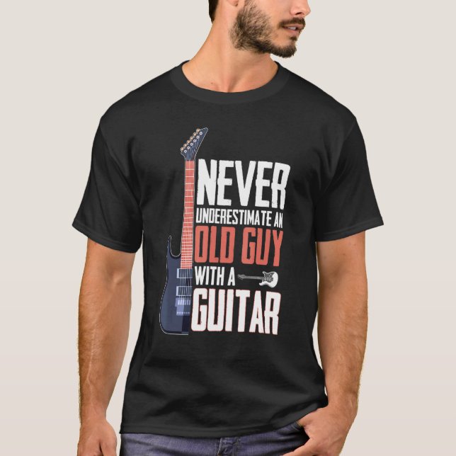 Camiseta Never Underestimate An Old Guy With A Guitar (Anverso)