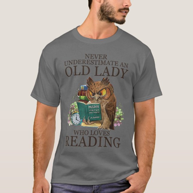 Camiseta Never Underestimate An Old Lady Who Loves Reading  (Anverso)