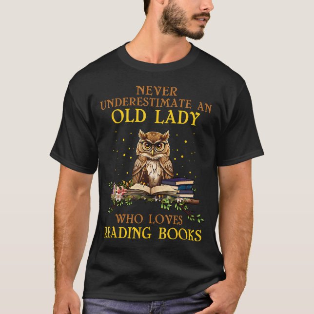 Camiseta Never Underestimate An Old Lady Who Loves Reading  (Anverso)