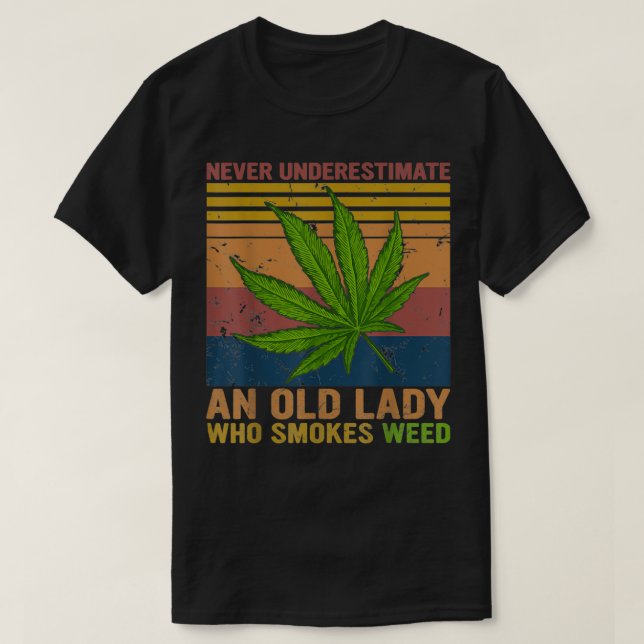 Camiseta Never Underestimate An Old Lady Who Smokes Weed Gi (Diseño del anverso)