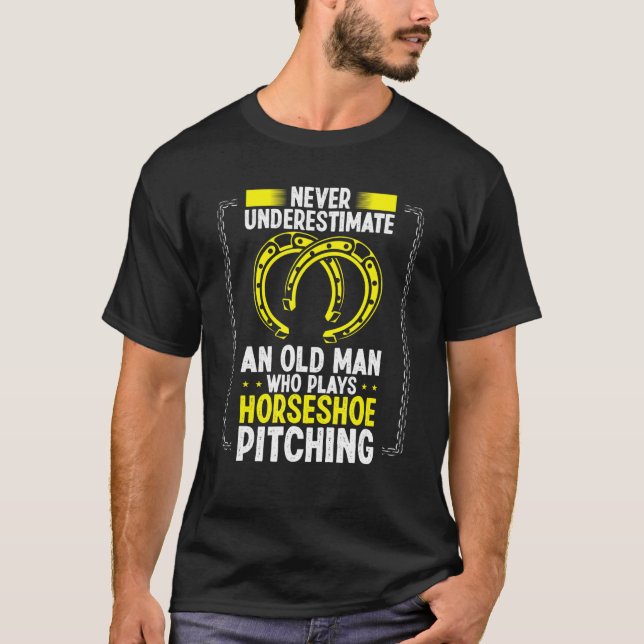 Camiseta Never Underestimate An Old Man Horseshoe Pitching  (Anverso)