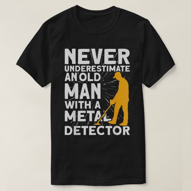 Camiseta Never underestimate an old Man Metal Detecting  (Diseño del anverso)