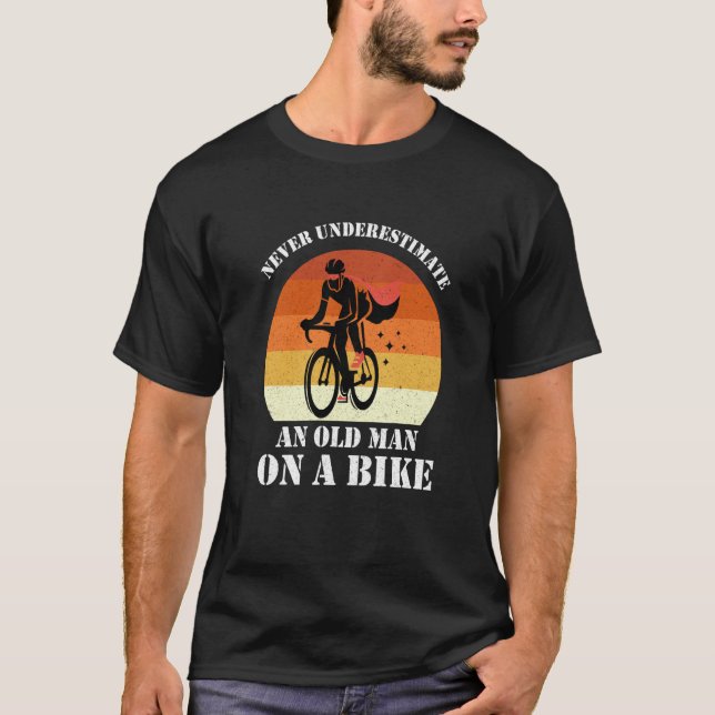 Camiseta Never Underestimate An Old Man On A Bike Fun Bicyc (Anverso)