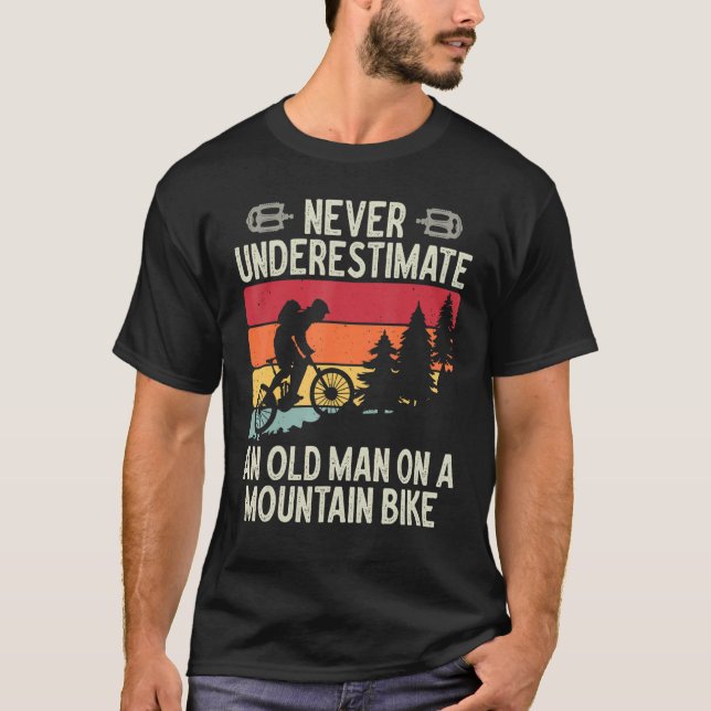 Camiseta Never Underestimate An Old Man On A Mountain Bike  (Anverso)