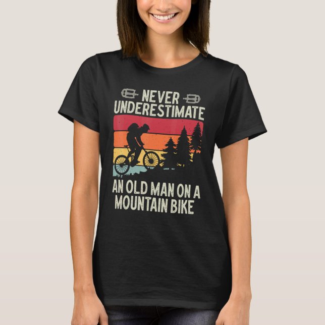 Camiseta Never Underestimate An Old Man On A Mountain Bike  (Anverso)