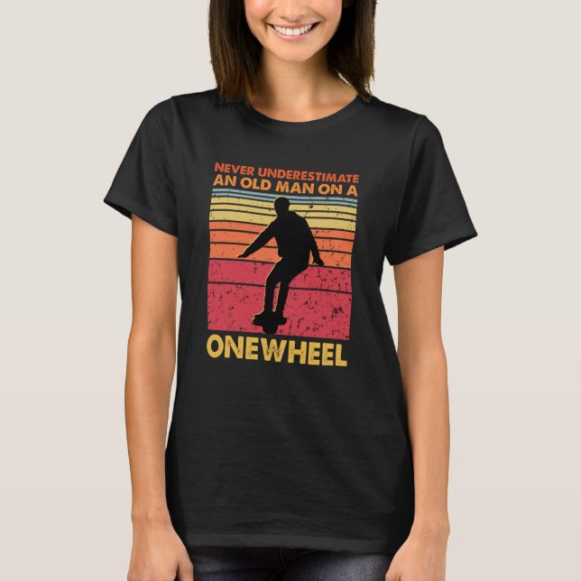 Camiseta Never Underestimate An Old Man On a Onewheel eskat (Anverso)