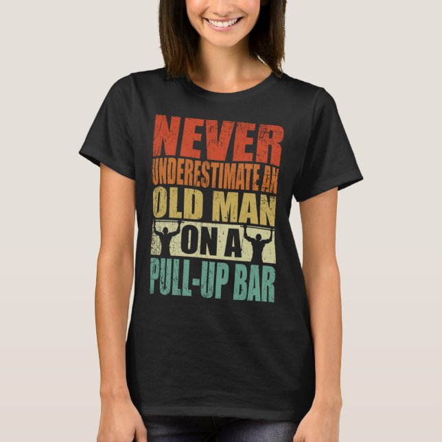 Camiseta Never Underestimate An Old Man On A Pull Up Bar Re (Anverso)