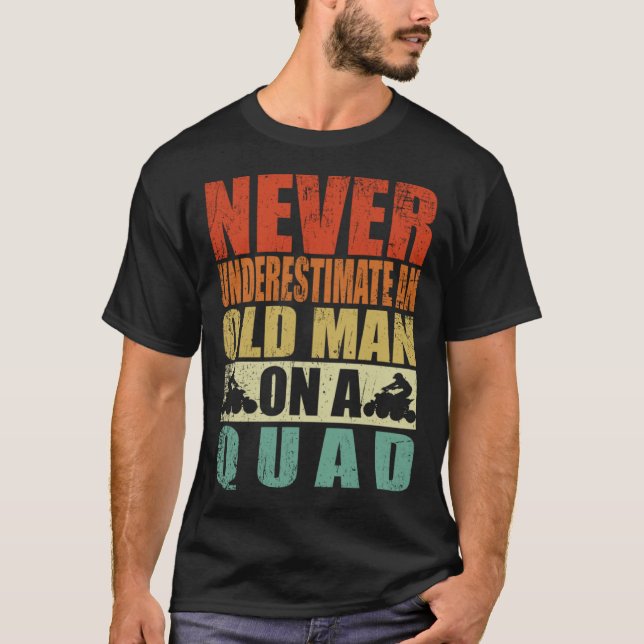 Camiseta Never Underestimate An Old Man On A Quad Father's  (Anverso)