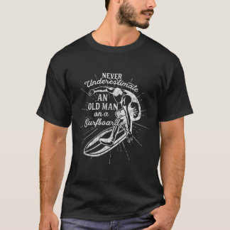 Camiseta Never Underestimate An Old Man On A Surfboard-funn