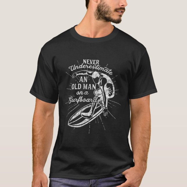 Camiseta Never Underestimate An Old Man On A Surfboard-funn (Anverso)