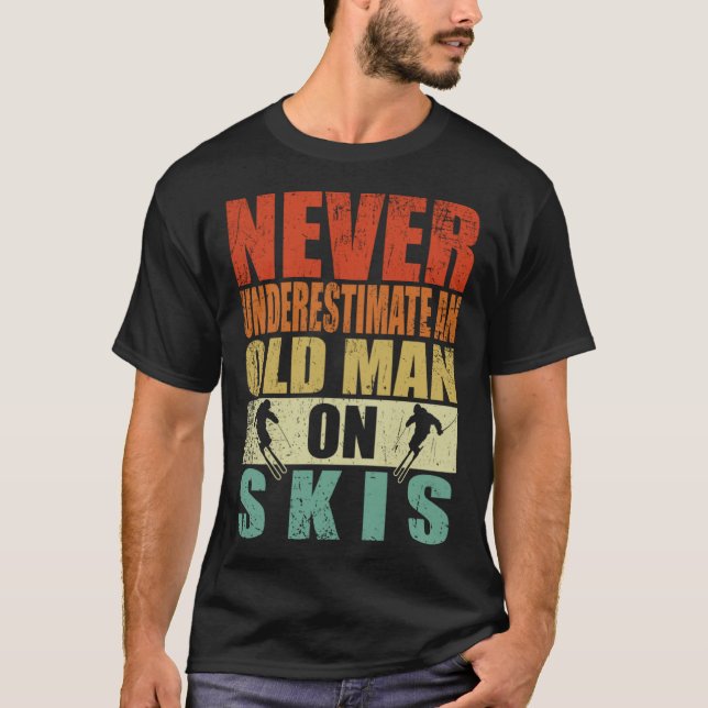 Camiseta Never Underestimate An Old Man On Skis Father's Da (Anverso)