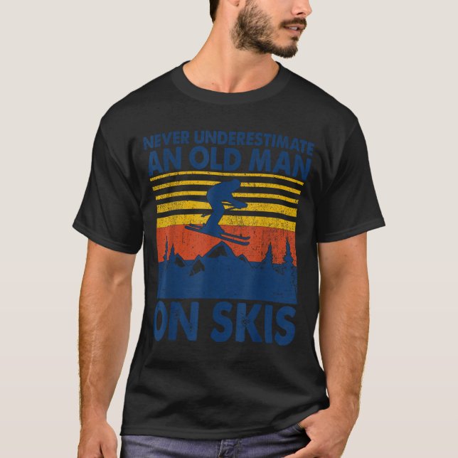 Camiseta Never Underestimate An Old Man On Skis Funny Winte (Anverso)