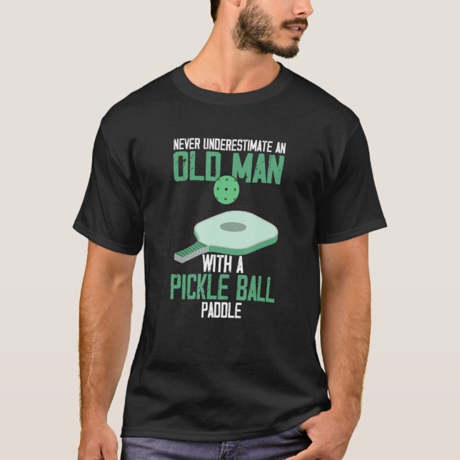 Camiseta Never Underestimate an Old Man Pickle Ball Paddle (Anverso)