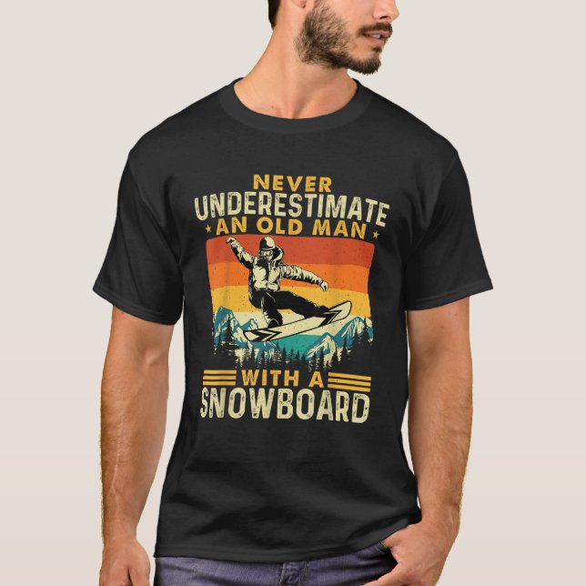 Camiseta Never Underestimate An Old Man Snowboarding Snowbo (Anverso)