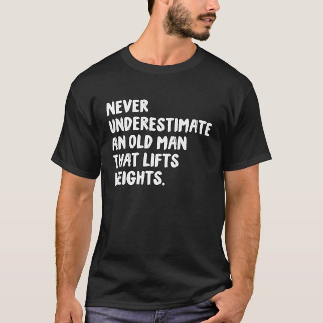 Camiseta Never Underestimate An Old Man That Lifts Weights  (Anverso)