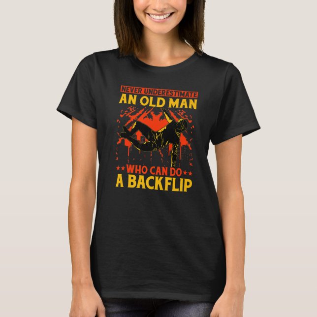 Camiseta Never underestimate an old man who can do a backfl (Anverso)
