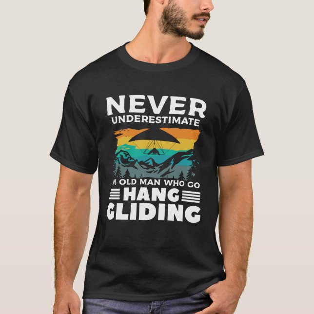 Camiseta Never Underestimate An Old Man Who Go Hang Gliding (Anverso)