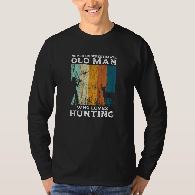 Camiseta Never Underestimate An Old Man Who Loves Hunting (Anverso)