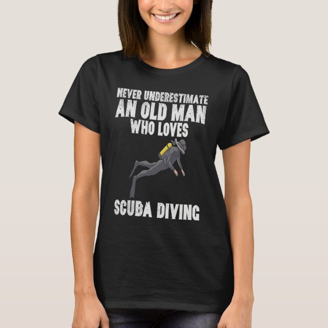 Camiseta Never Underestimate An Old Man Who Loves Scuba Div (Anverso)