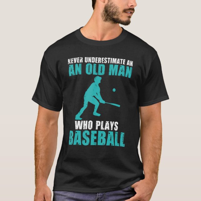 Camiseta Never underestimate an old Man who plays Baseball (Anverso)