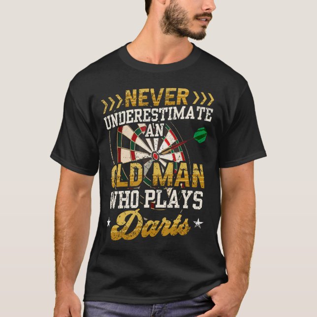 Camiseta Never Underestimate An Old Man Who Plays Darts Fun (Anverso)