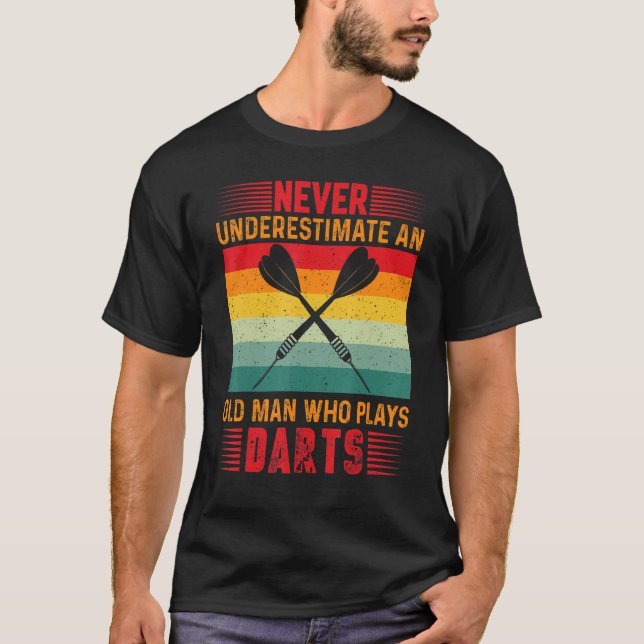 Camiseta Never Underestimate An Old Man Who Plays Darts Pla (Anverso)