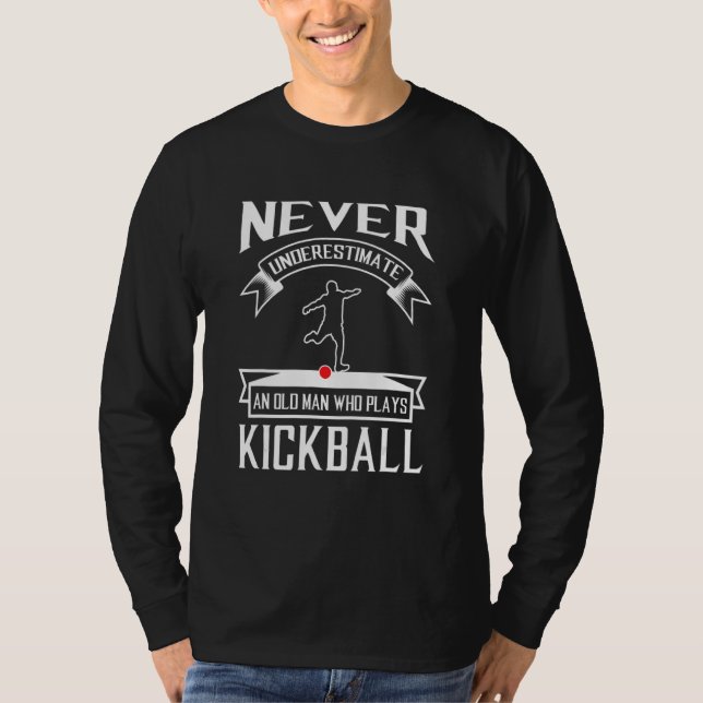 Camiseta Never Underestimate An Old Man Who Plays Kickball (Anverso)