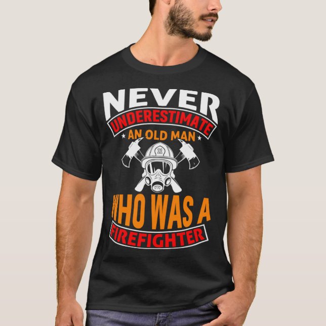 Camiseta Never Underestimate An Old Man Who Was A Firefight (Anverso)