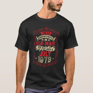 Camiseta Never Underestimate An Old Man Who Was Born in Jul