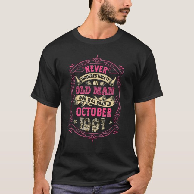 Camiseta Never Underestimate An Old Man Who Was Born in Oct (Anverso)