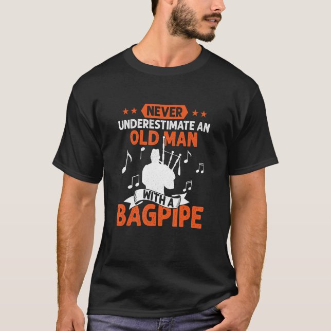 Camiseta Never Underestimate An Old Man With A Bagpipe Bagp (Anverso)