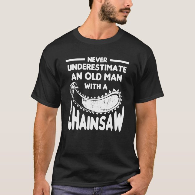 Camiseta Never Underestimate An Old Man With A Chainsaw Arb (Anverso)
