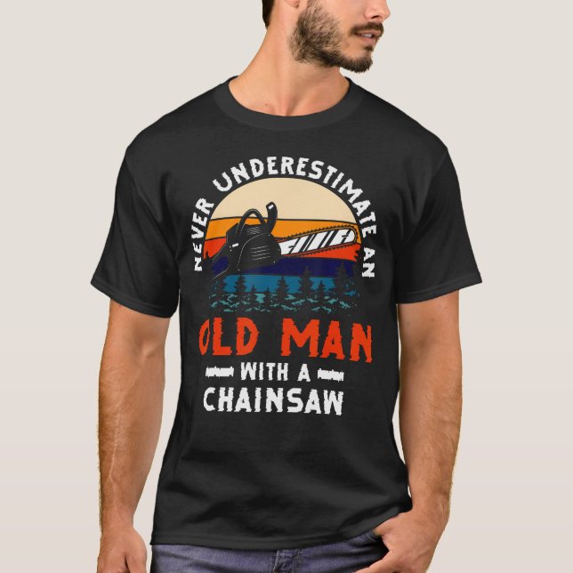 Camiseta Never Underestimate An Old Man With A Chainsaw Woo (Anverso)