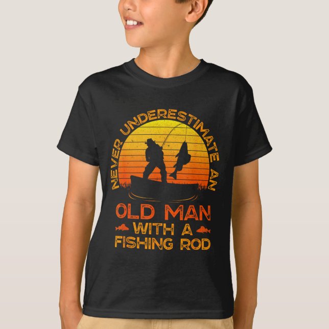 Camiseta Never Underestimate An Old Man With A Fishing Rod  (Anverso)
